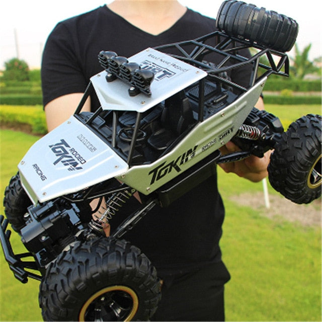 Zabawka RC monster truck dla dzieci, zdalnie sterowany pojazd terenowy 4WD, idealny do zabawy i wyścigów.