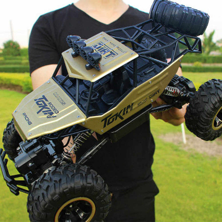 Dynamiczne ujęcie monster trucka zdalnie sterowanego 4WD, skaczącego po bezdrożach, symbol ekstremalnej jazdy.