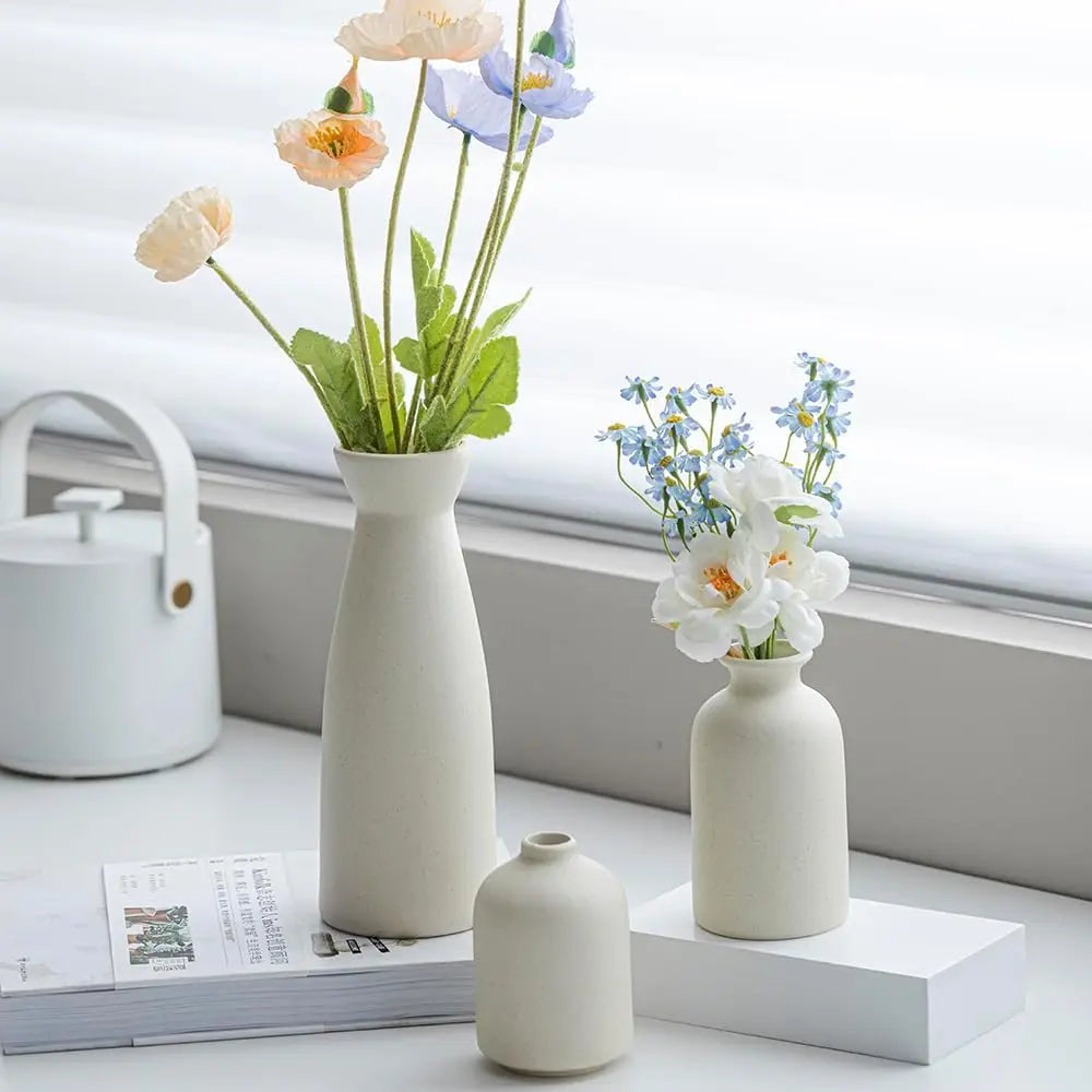 Zestaw 3 ceramicznych, minimalistycznych wazonów w różnych rozmiarach, idealnych do nowoczesnych wnętrz.