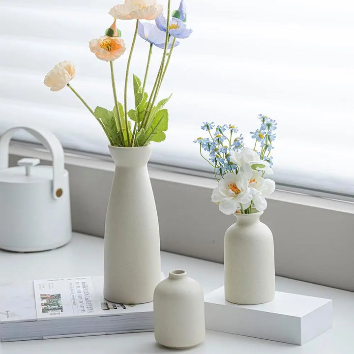 Zestaw 3 ceramicznych, minimalistycznych wazonów w różnych rozmiarach, idealnych do nowoczesnych wnętrz.