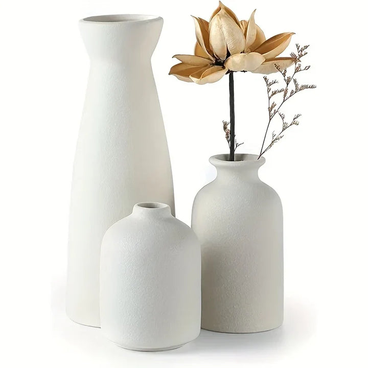 Elegancki zestaw małych wazonów ceramicznych, dodający spokoju i minimalistycznego uroku każdemu domowi.