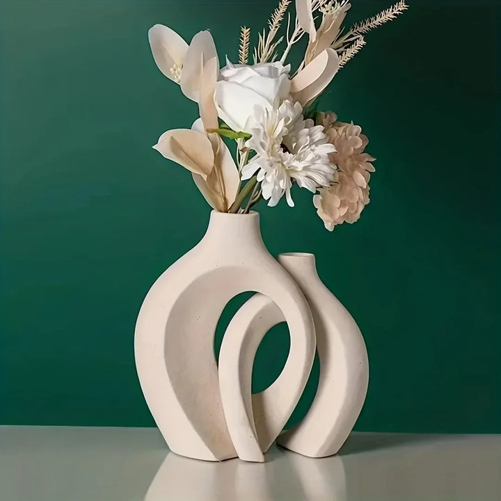 Zestaw 3 ceramicznych wazonów w stylu skandynawskim, idealny jako nowoczesna dekoracja wnętrza domu.