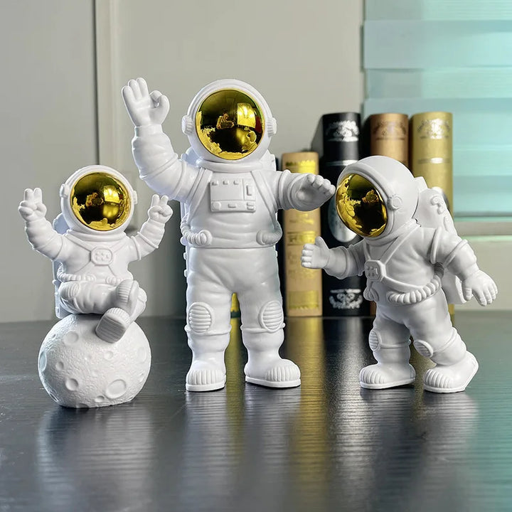 Zestaw 3 figurek astronautów z żywicy, idealny jako kosmiczna dekoracja domu lub pokoju dziecięcego.