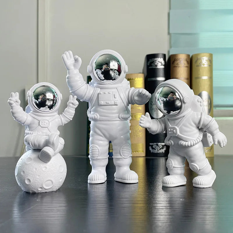 Figurki astronautów do dekoracji biurka lub półki. Zestaw 3 ozdób kosmicznych to unikalny prezent.