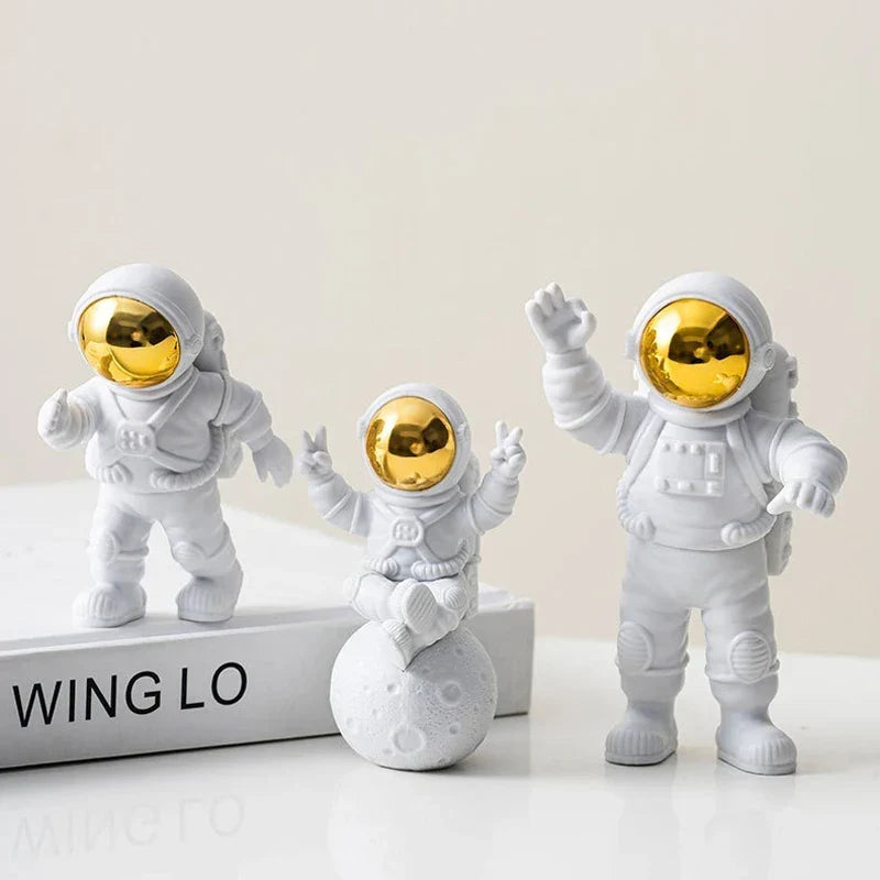 Trzy figurki astronautów, nowoczesna kosmiczna dekoracja. Świetny prezent dla miłośników kosmosu do domu.