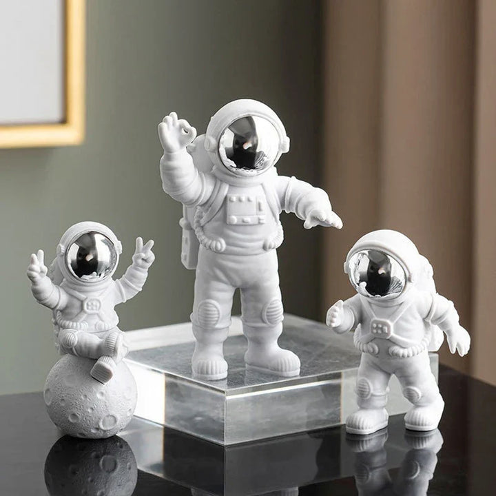 Zestaw 3 żywicznych figurek astronautów w nowoczesnym stylu. Idealne jako ozdoby do pokoju dziecięcego lub biura.