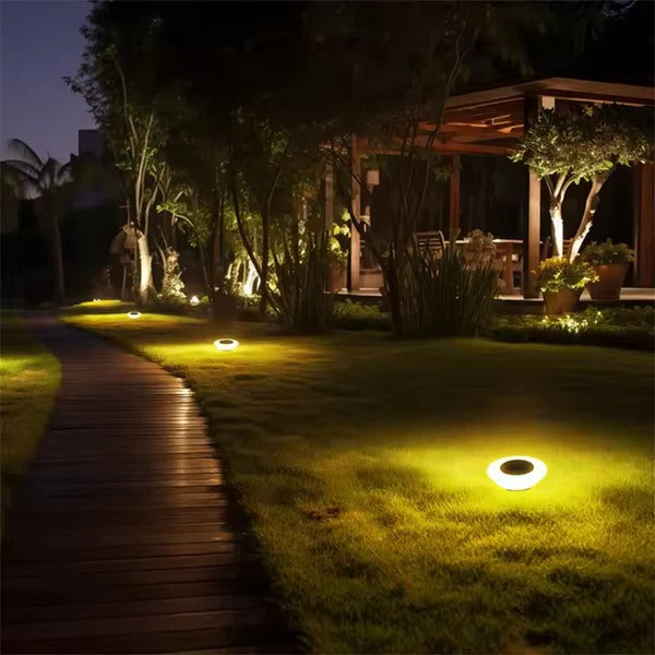 Praktyczny zestaw 4 solarnych lamp LED do ogrodu, zewnętrzne oświetlenie ścieżek i przestrzeni.