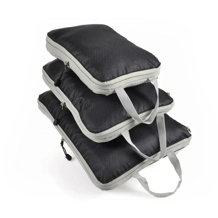 Kobieta pakuje ubrania do kompresyjnego organizera podróżnego w walizce, ułatwiając pakowanie.