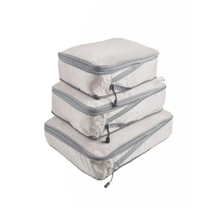 Różnej wielkości organizery podróżne z kompresją do segregacji ubrań i akcesoriów w walizce.