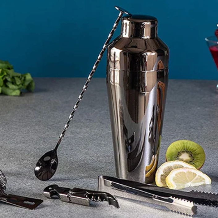 Elegancki shaker barmański ze stali nierdzewnej, kluczowy element zestawu do miksowania drinków.