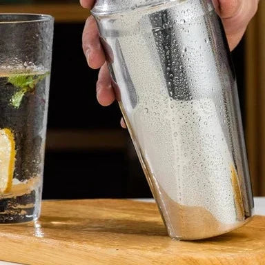 Kompletny zestaw akcesoriów barmańskich do przygotowywania drinków i koktajli w domowym zaciszu.