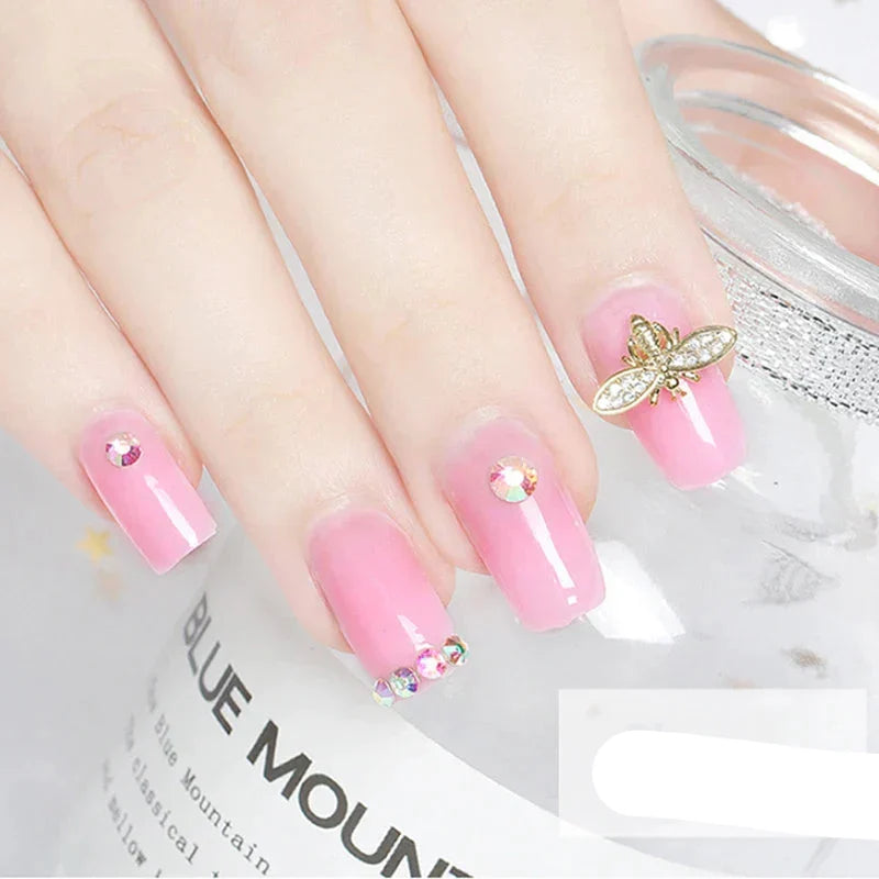 Zestaw startowy do hybryd z lampą LED 6W. Idealny do trwałego manicure i pielęgnacji paznokci w domowym salonie.
