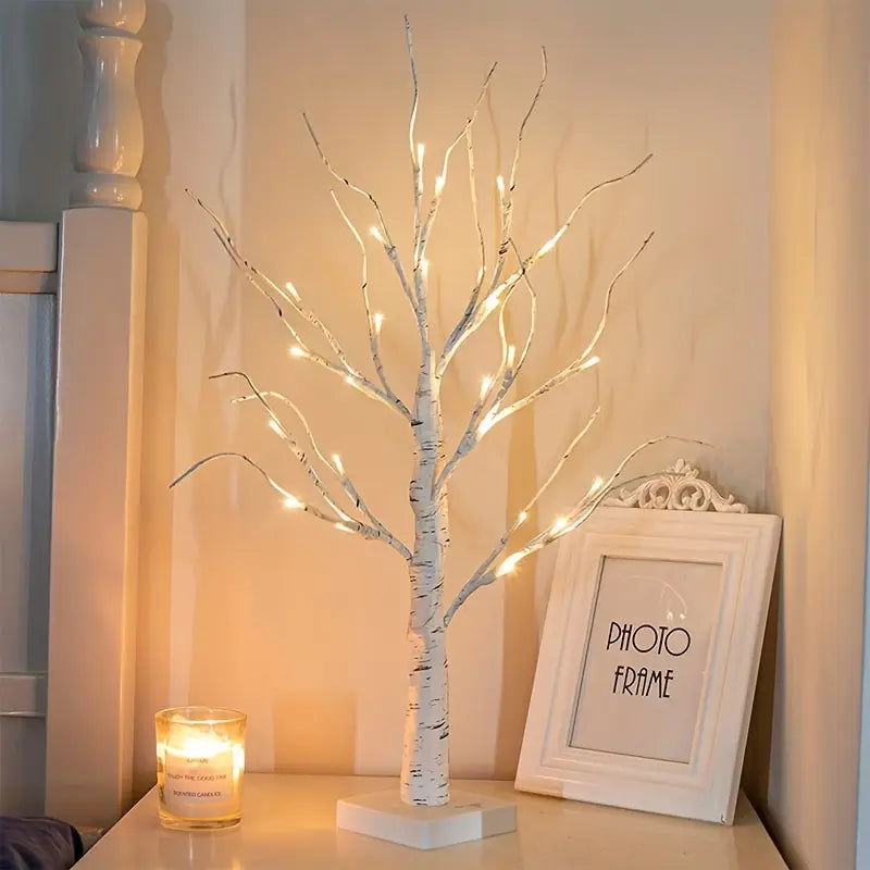Zestaw dwóch lamp stołowych LED Brzoza na drewnianym stole. Ciepłe oświetlenie dekoracyjne do nowoczesnego domu.