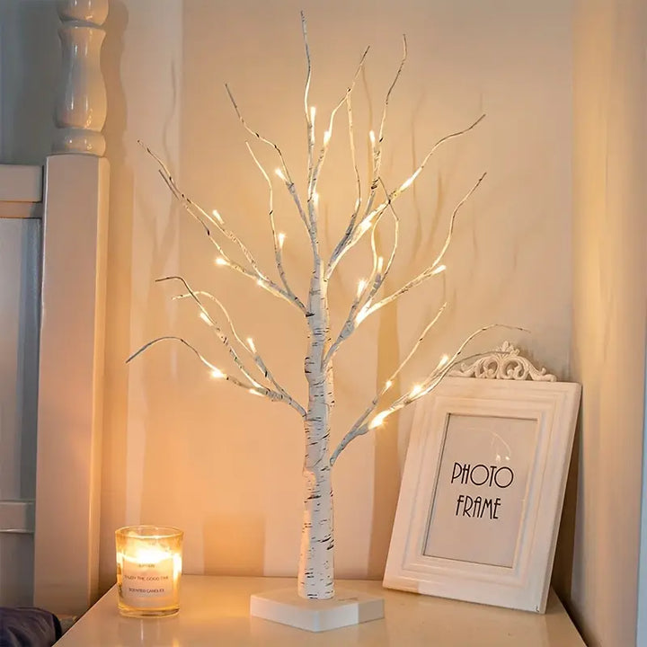 Zestaw dwóch lamp stołowych LED Brzoza na drewnianym stole. Ciepłe oświetlenie dekoracyjne do nowoczesnego domu.