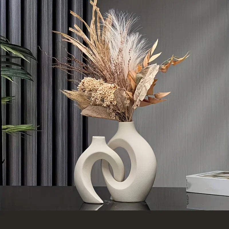 Dekoracyjne białe wazony ceramiczne do salonu. Nowoczesne ozdoby w stylu boho, idealny zestaw do domu.