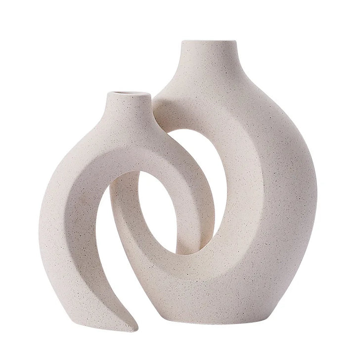 Elegancki zestaw ceramicznych wazonów. Nowoczesne, białe ozdoby w stylu boho do salonu i domu.