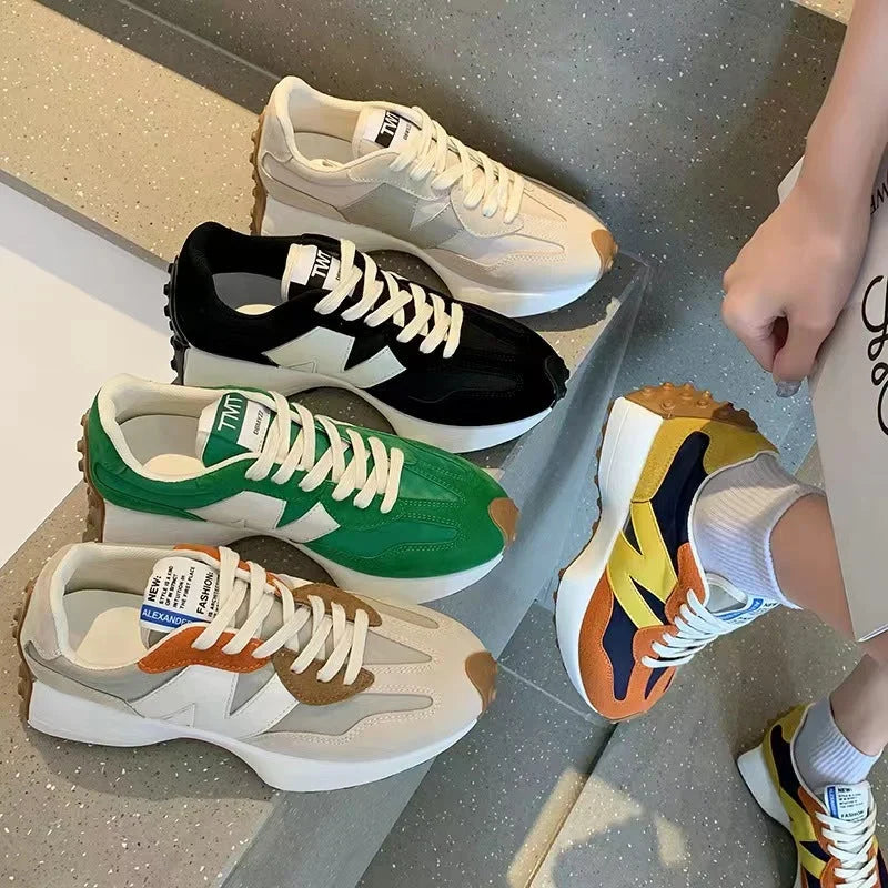 Zestaw damskich sneakersów w różnych wersjach kolorystycznych prezentowanych na schodach